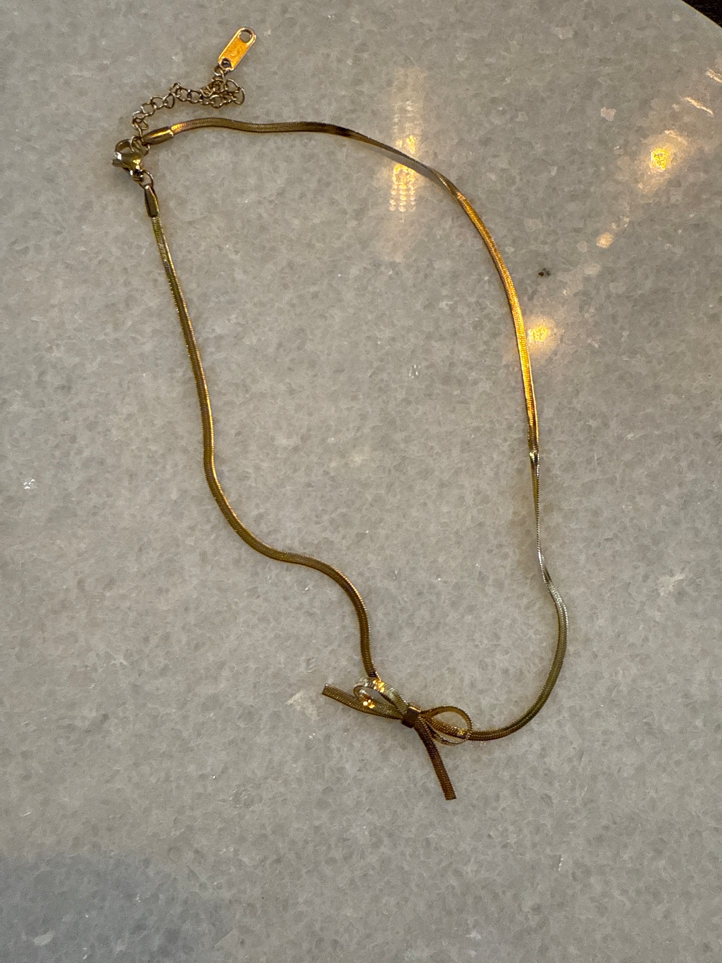 Ketting choker strik goud