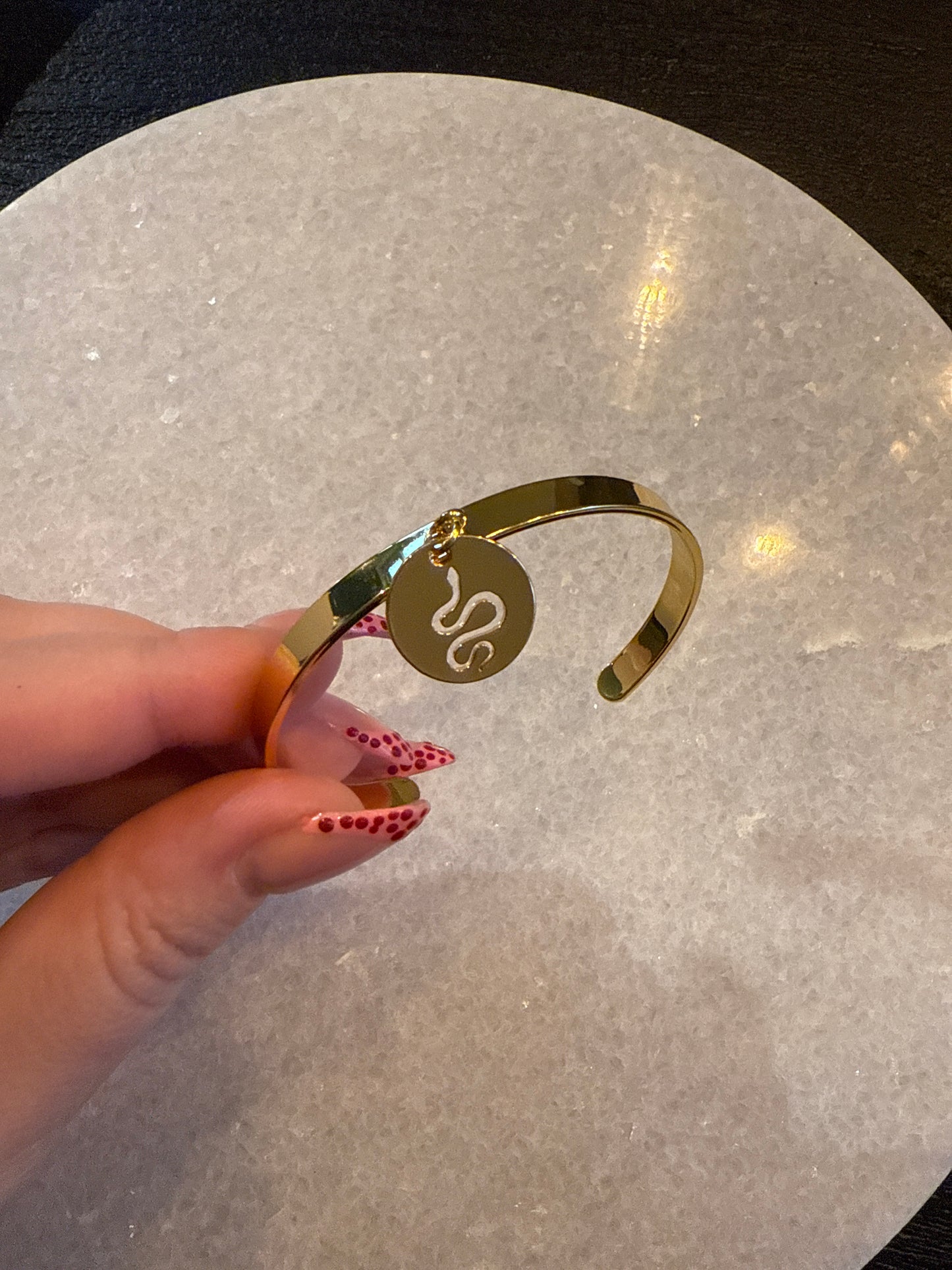 Bangle snake pendant goud