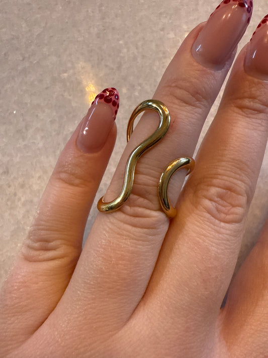 Ring crossed wave goud