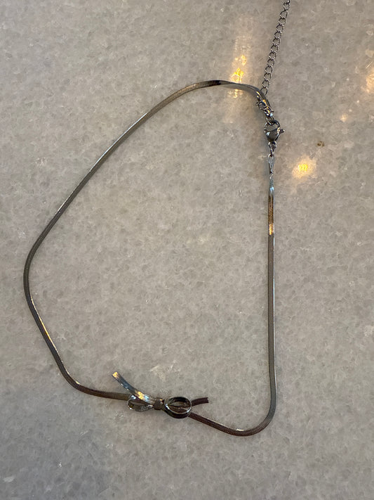 Ketting choker strik zilver